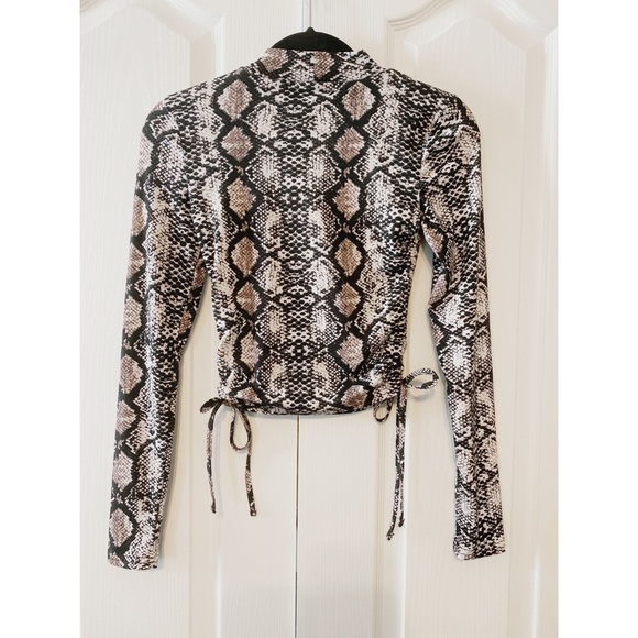 Forever 21 long sleeve mock neck snake print crop - Picture 2 of 12